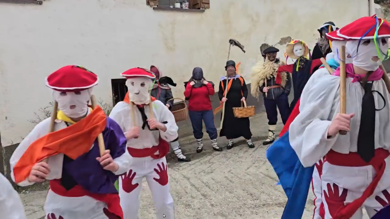 Han eta hemen mozorro berriak loratzen