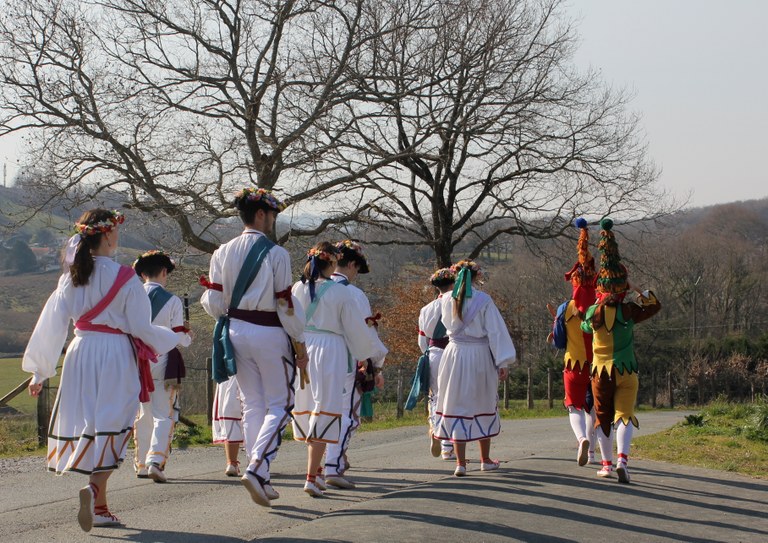 Hartzaro festibalean murgildu dira Uztaritzen Hartzaro festibalean murgildu dira Uztaritzen