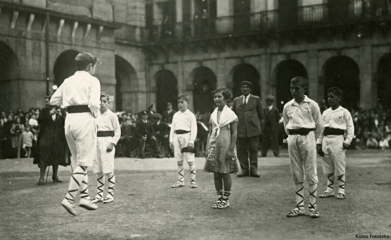 Haur folklorea liburu-DVDa, argitaratu da azkenean