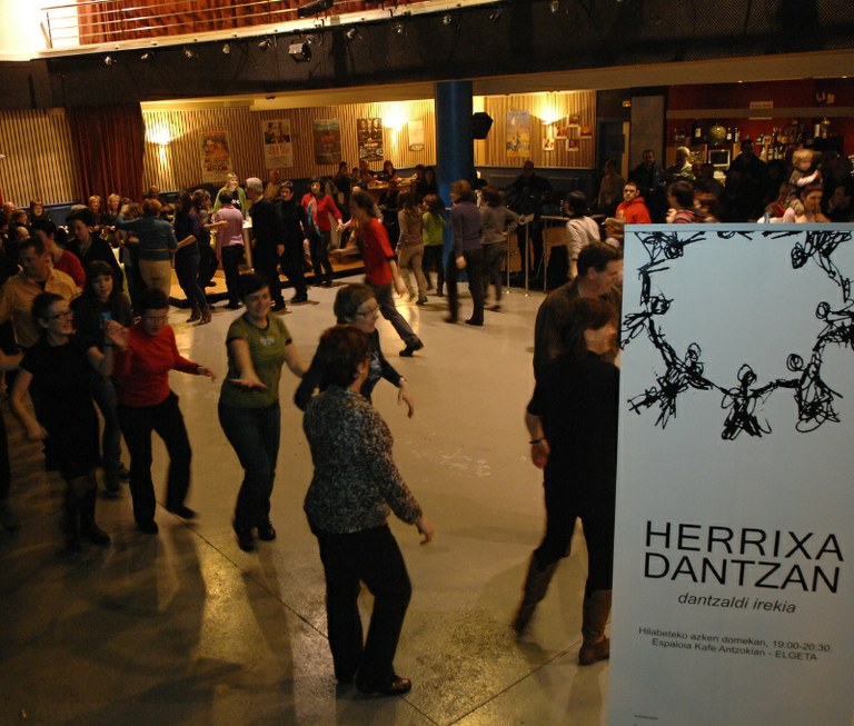 Herrixa Dantzan abiatu da Elgetako Kafe Antzokian