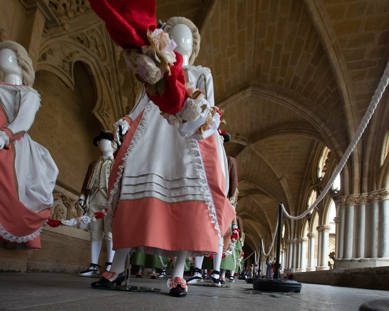Harrera-dantzetako jantziak erakusgai Baionan Maritzuliren eskutik