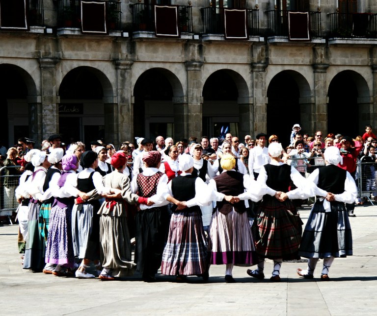 "Hiria eta dantza" aztergai izango da Ortzadarren folklore jardunaldietan