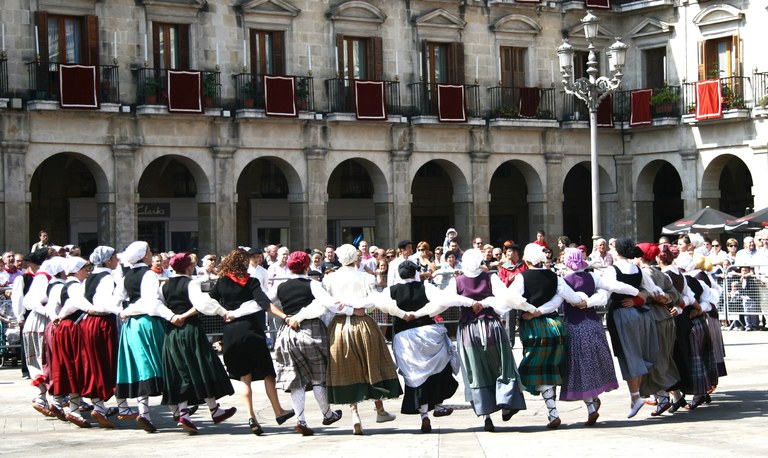 Hiriburuetako festetako dantza emanaldiak