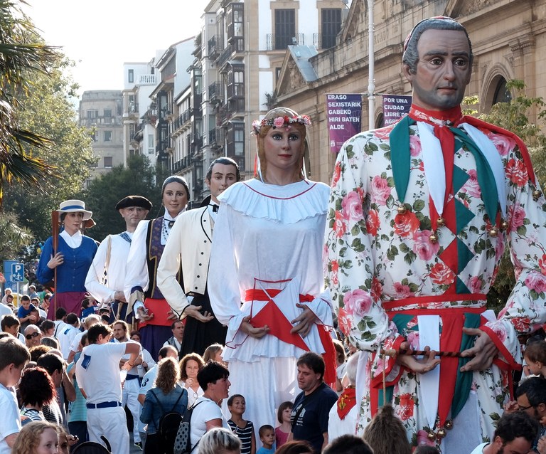 Hiriburuetako festetako dantza emanaldiak