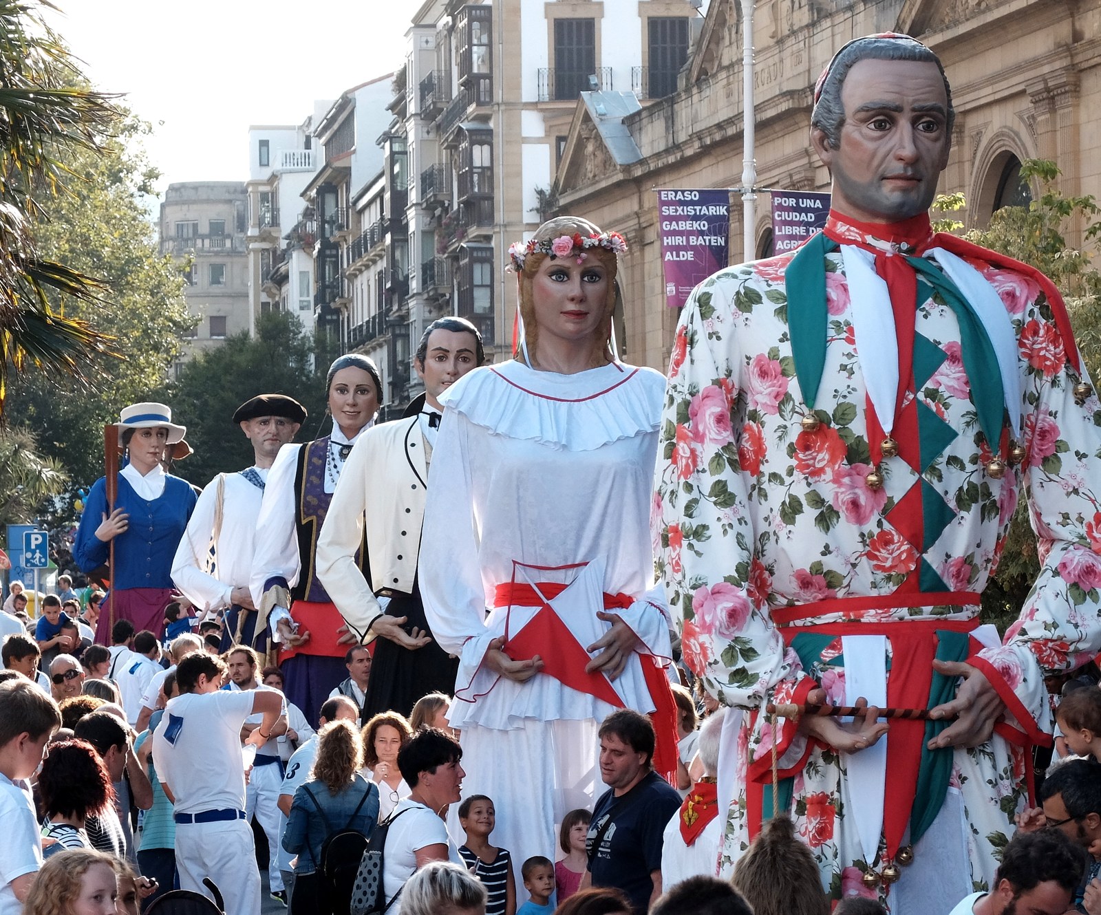 Hiriburuetako festetako dantza emanaldiak