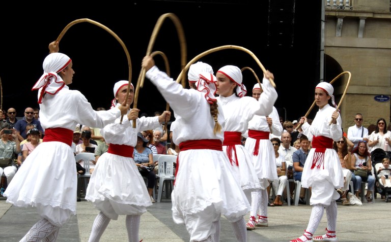 Baiona, Gasteiz, Donostia eta Bilbo dantzan