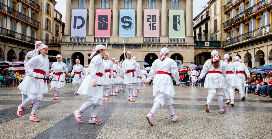 Hiriburuetako festetako dantza emanaldiak