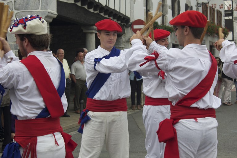 Ablitas, Arizkun eta Igantziko dantza taldeak Hondarribia dantzan jaialdian Ablitas, Arizkun eta Igantziko dantza taldeak Hondarribia dantzan jaialdian