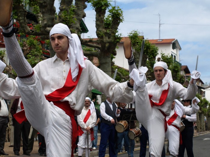 Hondarribia Dantzan III: kronika eta argazkiren bat