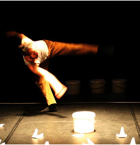 Iker Gomez-en "La Danza del Cisne" baleta miniaturan La Fundicion-en