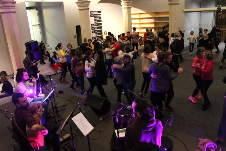 "Ilunabarrean Dantzan" folk-dantzaldi zikloarekin hasi dira Gasteizen