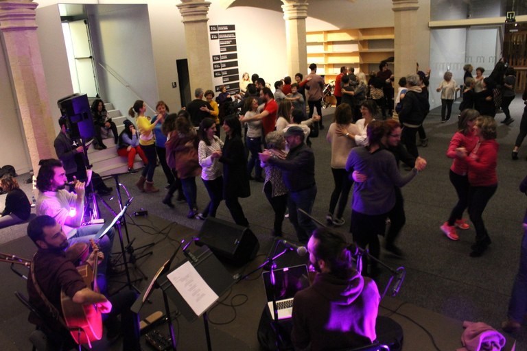 Hiru dantzaldi Gasteizen Ilunabarrean dantzan