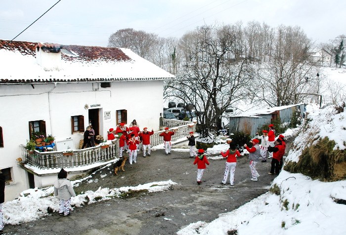 Inauterien joan-etorria aztergai Herri Musikaren jardunaldietan