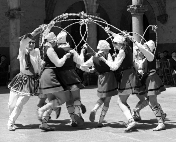 Oñati: Neskak arku-dantza