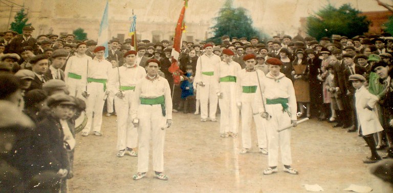 11- Itxarkundia bailando en la plaza principal-r.jpg 11- Itxarkundia bailando en la plaza principal-r.jpg