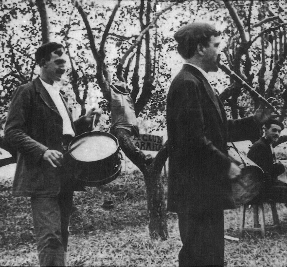 1921: Santurtziko aemakumeen aurreskua, txistularia eta danbolinderoa 1921: Santurtziko aemakumeen aurreskua, txistularia eta danbolinderoa