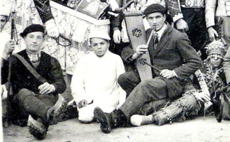 1934 Sohüta zuriz jantzitakoak hartz erakustailea 1934 Sohüta zuriz jantzitakoak hartz erakustailea