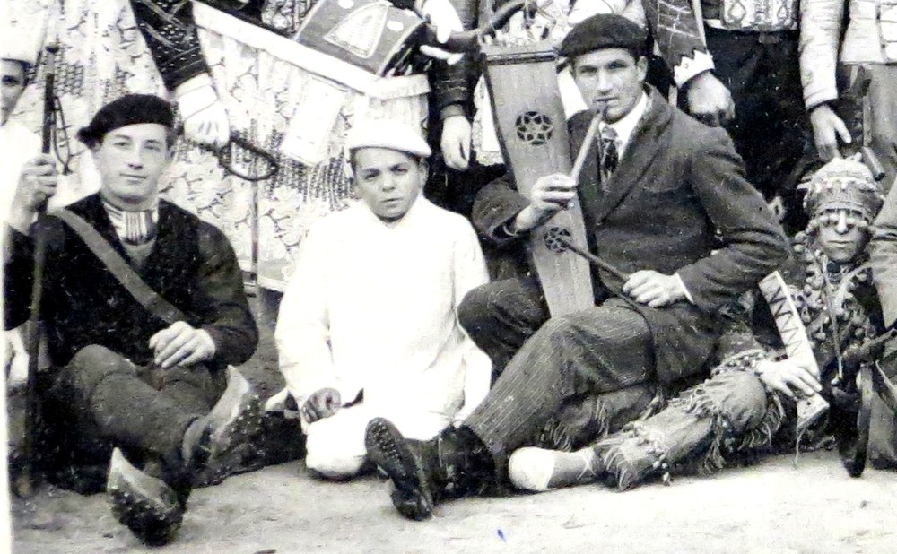 1934 Sohüta zuriz jantzitakoak hartz erakustailea