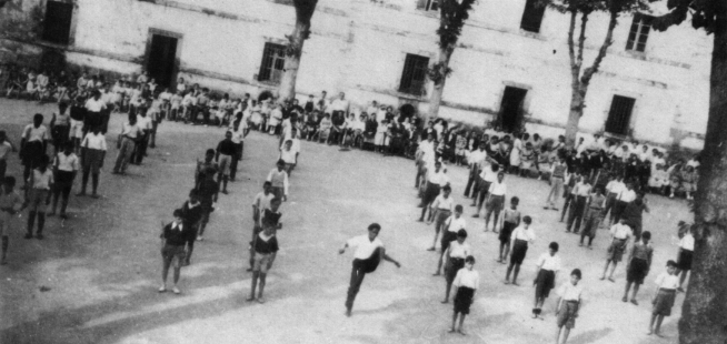 Refugee children of 1936. Young people with big clubs and a soloist dancing. Citadel of Donibane Garazi, 1937.