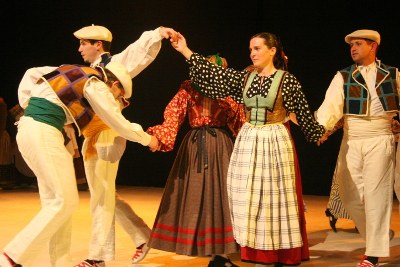 Maritzuli aurrez aurre soka-dantza