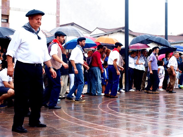 Mutil-dantzak Elizondo 2010 CC-BY-SA Baztango Haizegoa 01 Mutil-dantzak Elizondo 2010 CC-BY-SA Baztango Haizegoa 01