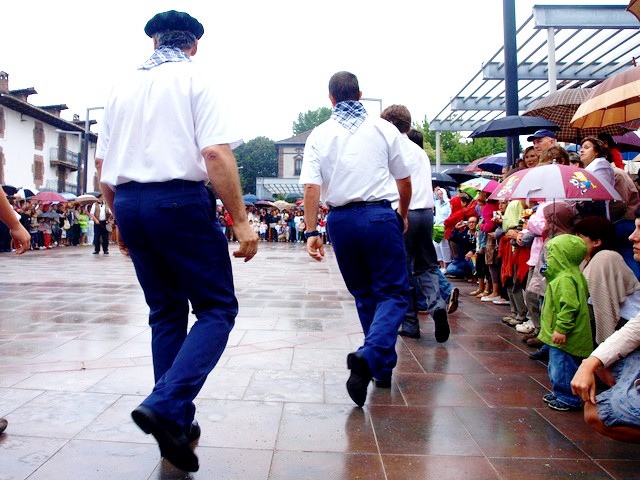 Mutil-dantzak Elizondo 2010 CC-BY-SA Baztango Haizegoa 02 Mutil-dantzak Elizondo 2010 CC-BY-SA Baztango Haizegoa 02