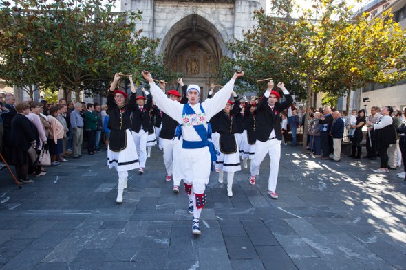 2016-10-07 Errosarioko Amaren ezpata-dantza 01