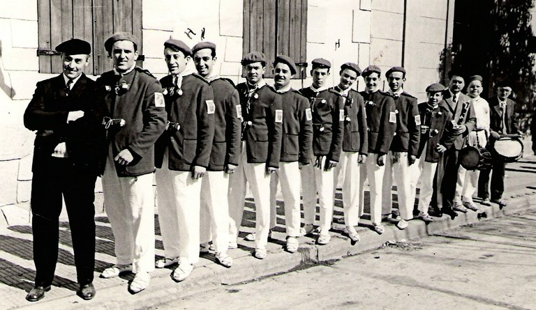 5- Celestino Etxaniz Potxolo Loyola -varones estrenando trajes.jpg 5- Celestino Etxaniz Potxolo Loyola -varones estrenando trajes.jpg