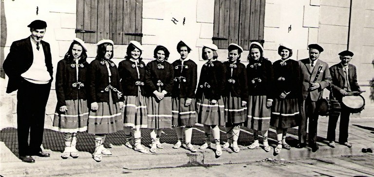 6- Celestino Etxaniz Potxolo Loyola -mujeres estrenando trajes.jpg 6- Celestino Etxaniz Potxolo Loyola -mujeres estrenando trajes.jpg