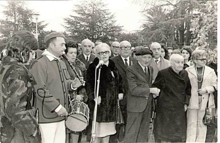 9- Celestino y Cusa Etxaniz + Potxolo Loyola en inauguracion del 2do roble de Gernika en Arrecifes.jpg 9- Celestino y Cusa Etxaniz + Potxolo Loyola en inauguracion del 2do roble de Gernika en Arrecifes.jpg