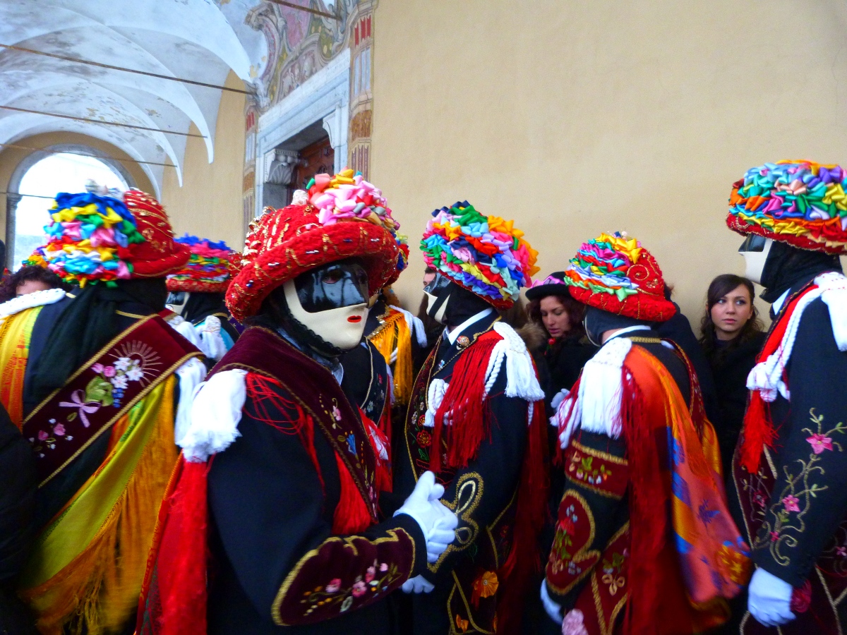 Dantzarako prestatzen. Bagolino 2013 12. Arg. Fabienne Lastere-Itzaina Dantzarako prestatzen. Bagolino 2013 12. Arg. Fabienne Lastere-Itzaina