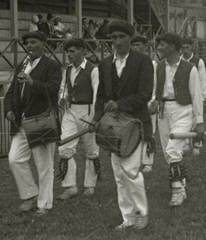 Hipolito-eta-bere-seme-Serafin-1920_ Manuel-Lekuona-argazkia-Dantzan-artxiboan.jpg Hipolito-eta-bere-seme-Serafin-1920_ Manuel-Lekuona-argazkia-Dantzan-artxiboan.jpg