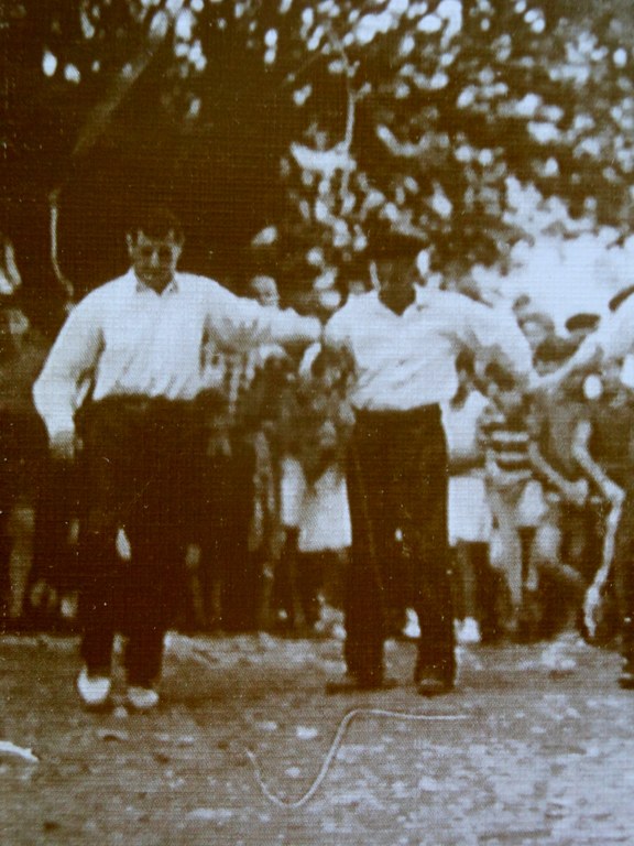 Lumoko-Erregelak-1959-Bartolo-eta-Mili_Urdaibai-dantza-taldeko-artxiboan.jpg Lumoko-Erregelak-1959-Bartolo-eta-Mili_Urdaibai-dantza-taldeko-artxiboan.jpg