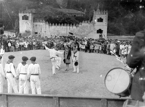 Dantzariak Zarauzko Narros jauregian Dantzariak Zarauzko Narros jauregian
