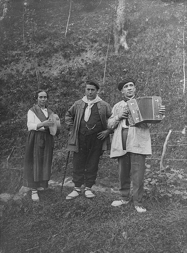 Panderojotzailea eta trikitilari hirukotea. Panderojotzailea eta trikitilari hirukotea.