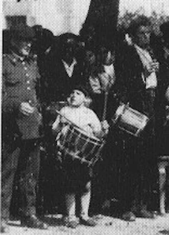 Txakarro-eta-seme-Ponpolin-Muxikan-1920_Iñaki-Irigoien-artxiboan.jpg Txakarro-eta-seme-Ponpolin-Muxikan-1920_Iñaki-Irigoien-artxiboan.jpg