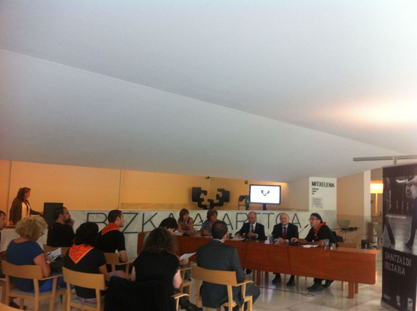 Aiko - EHU Dantzaldi ibiltaria 2014-2015 aurkezpena 01