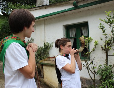 Aizarnako Oilasko biltzea, adarra jotzen Aizarnako Oilasko biltzea, adarra jotzen