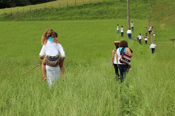 Aizarnako Oilasko biltzea, aldapan behera Aizarnako Oilasko biltzea, aldapan behera