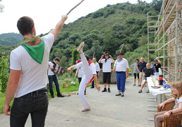 Aizarnako Oilasko biltzea, makila jarrita ezpata dantzariari Aizarnako Oilasko biltzea, makila jarrita ezpata dantzariari