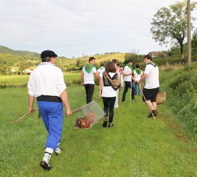 Aizarnako Oilasko biltzea, oilaskoekin bidean Aizarnako Oilasko biltzea, oilaskoekin bidean