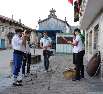 Aizarnako Oilasko biltzea, plazan zain Aizarnako Oilasko biltzea, plazan zain