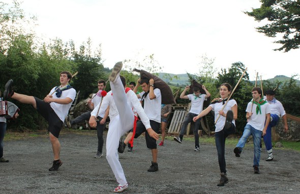 Aizarnako Oilasko biltzea, taldea dantzan Aizarnako Oilasko biltzea, taldea dantzan