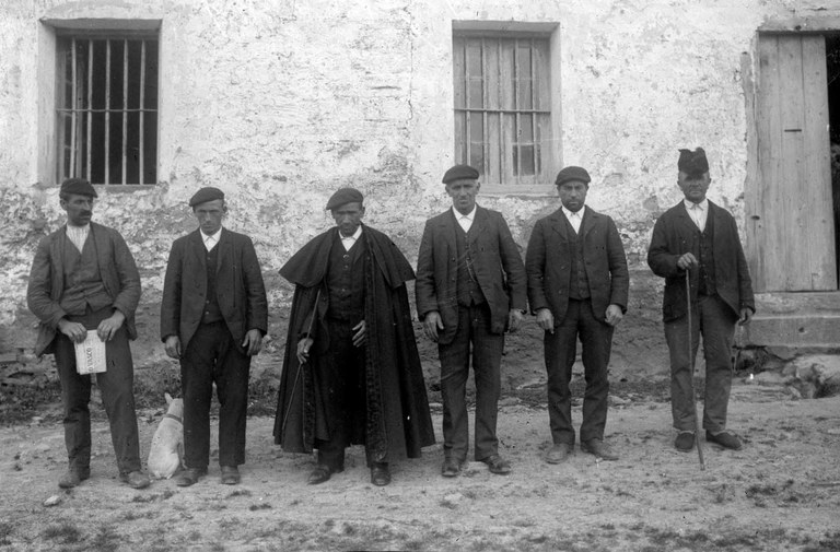 Altzaga alkatea makilarekin