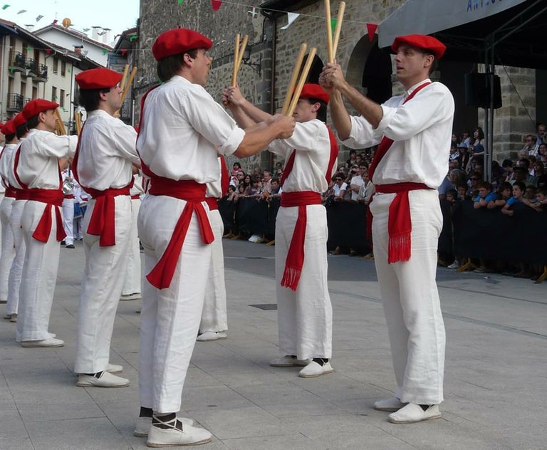 Antzuola alardea trokeo-dantzak