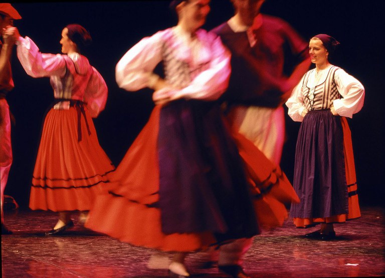 Argia: Esku-dantza galaiena Argia: Esku-dantza galaiena