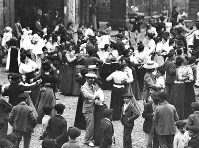 Arrasate 1900 inguruan dantzaldia plazan 02 detailea Arrasate 1900 inguruan dantzaldia plazan 02 detailea