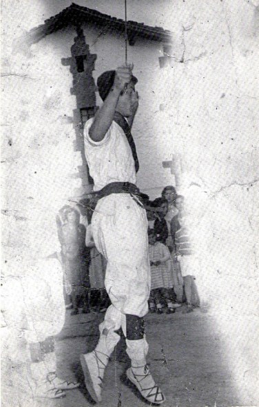 Arrate kapitaina dantzan, 1950eko hamarkada. Arrate kapitaina dantzan, 1950eko hamarkada.