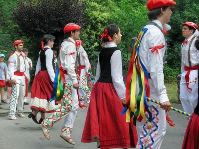 Arrola dantza taldea