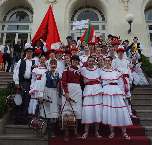 Aurrera dantza taldea